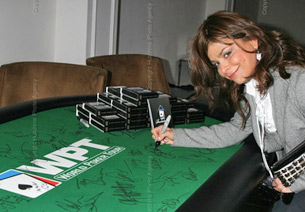 Paula Abdul signs WPT poker table for charity.