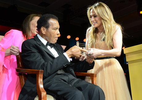 Muhammad Ali presents Jennifer Lopez with 