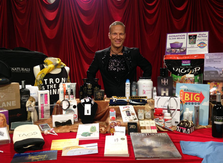 Lash Fary, founder of Distinctive Assets with Oscar Gift Bag.