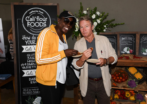 SNL's Leslie Jones and veteran actor John Savage share some Cali'flour pizza