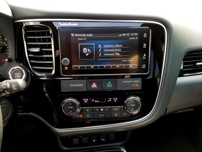 A 7.0-inch touchscreen with both Apple CarPlay and Android Auto - 2018 Mitsubishi Outlander GT