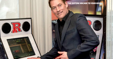 James Tupper being gifted by iiRcade at the GBK 2020 Golden Globes Lounge Photo Credit: Jerry Digby