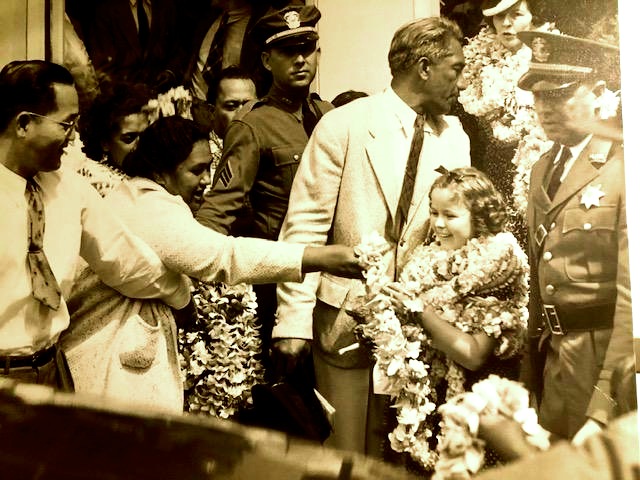 Picture of Shirley Temple arriving at the Royal Hawaiian Hotel