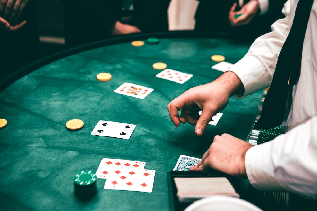 Benefits of playing at an online casino 