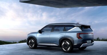 electric cars vs traditional cars cost