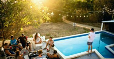 tips to throw a pool party