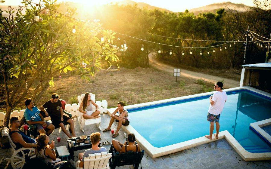 tips to throw a pool party