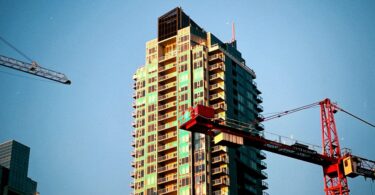 how tower cranes work