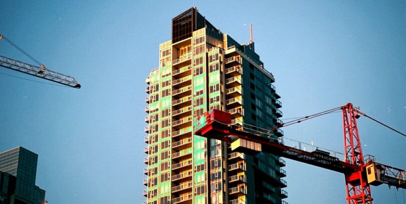 how tower cranes work