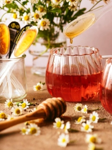 Some honey honey spoons