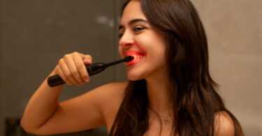 BON CHARGE Red Light Toothbrush